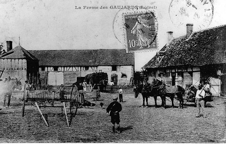 Vue d'ensemble de la grange et du logis, de l'est, vers 1890 (carte postale ancienne).