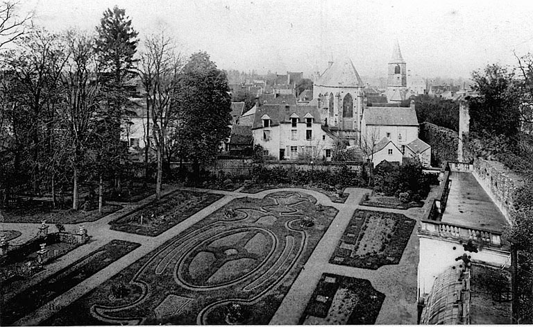 Vue générale de la courtine nord depuis la tour dite de Becquerel, vers 1900, (carte postale ancienne).