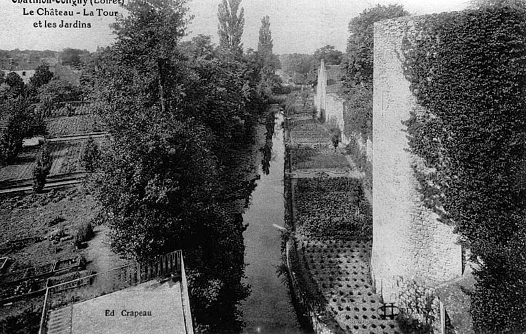 Vue d'ensemble du mur oriental de l'enceinte ; au premier plan, la tour dite de Becquerel ; vue prise de la terrasse du château, vers 1900 (carte postale ancienne).