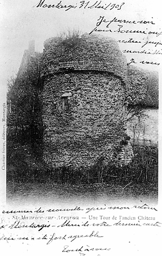 Vue générale d'une tour de fortification du château-fort de Saint-Maurice dit de l'Infernat, vers 1900 (carte postale ancienne).