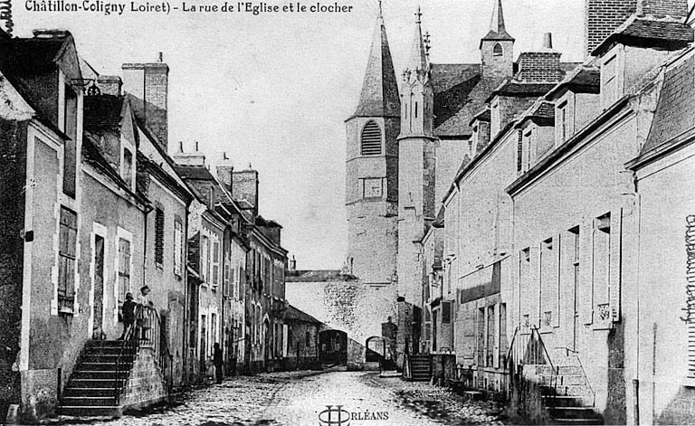 Vue d'ensemble de la courtine nord et de la tour qui supporte le clocher de l'église, vers 1930, du sud (carte postale ancienne).