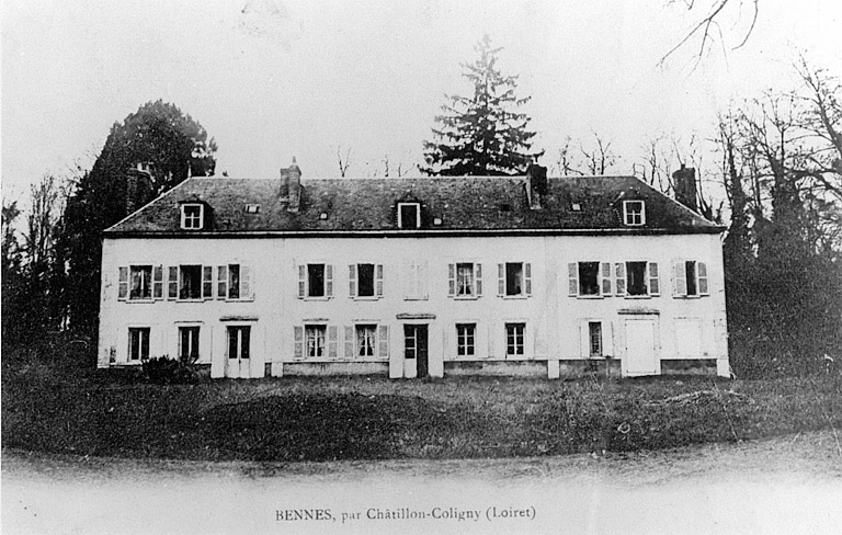 Vue générale de la façade antérieure du logis du XVIIIe siècle vers 1900, avant la construction du corps accolé, du sud-est (carte postale ancienne).