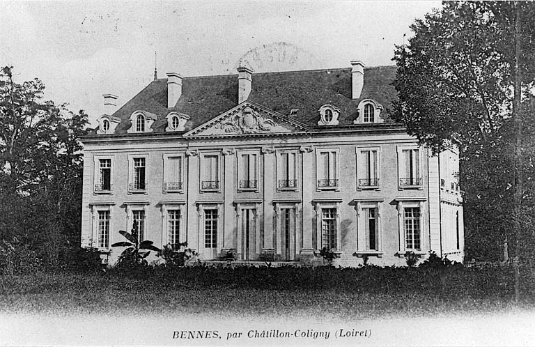 Vue générale de la façade principale du nouveau logis accolé, vers 1919, du nord-ouest (carte postale ancienne).