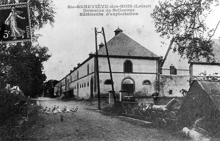 Vue générale des granges-étables de la ferme vers 1900, du nord-ouest (carte postale ancienne).