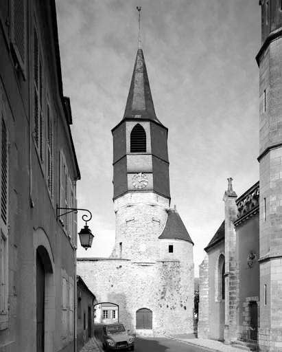 Vue générale de la courtine nord et de la tour supportant le clocher de l'église, du sud.