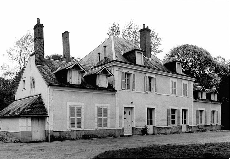 Ancien château de la famille de Vilmorin. Vue de volume.