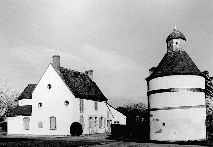 La Grande Métairie. Pigeonnier et logis.