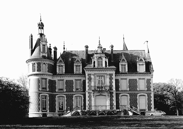 Château : vue prise de l'est.