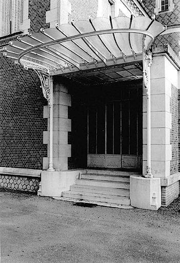 Château : marquise de l'ancien jardin d'hiver, vue de volume.
