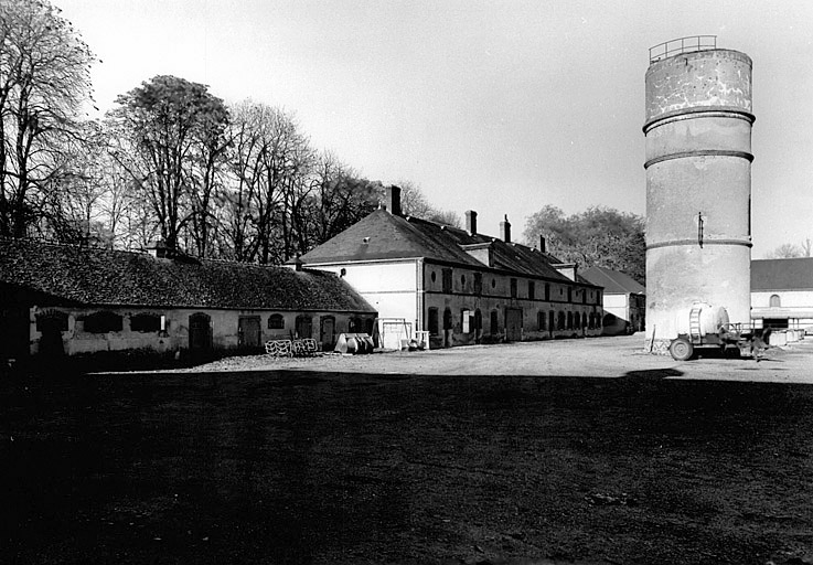 Vue d'ensemble de la bergerie, des logements des ouvriers agricoles, et du château d'eau, du nord-ouest.