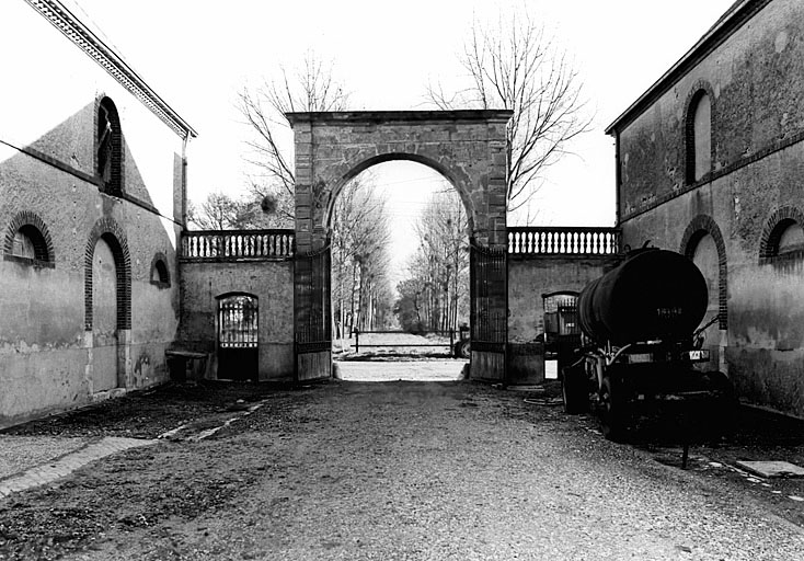 Vue géométrale du revers du portail de la ferme de Bellecour.