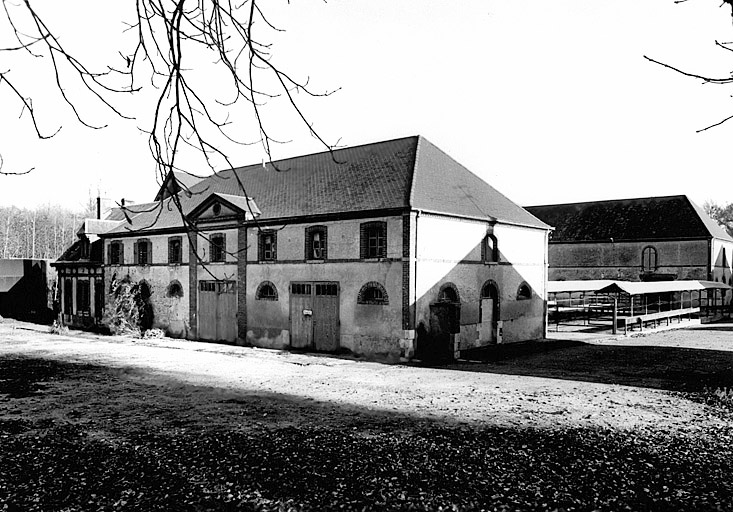 Vue d'ensemble de la grange-remise et du logis, du sud.