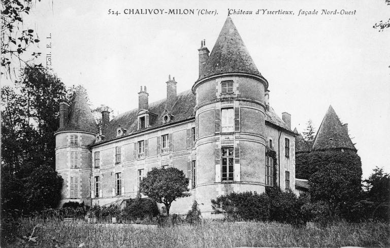 Logis du 17ème siècle, réhaussé d'un étage au 19ème siècle. Vue prise de l'ouest d'après une carte postale..