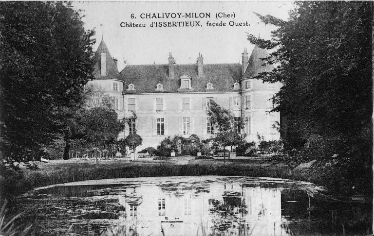 Logis du 17ème siècle, réhaussé d'un étage au 19ème siècle-Façade ouest d'après une carte postale..