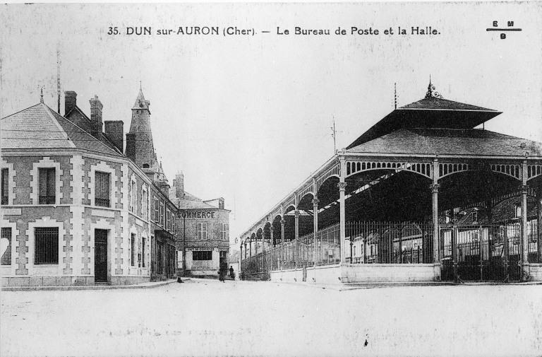Bureau de Poste et Halle d'après une carte postale.