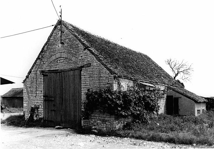 Grange, entrée sur pignon. Vue de volume.