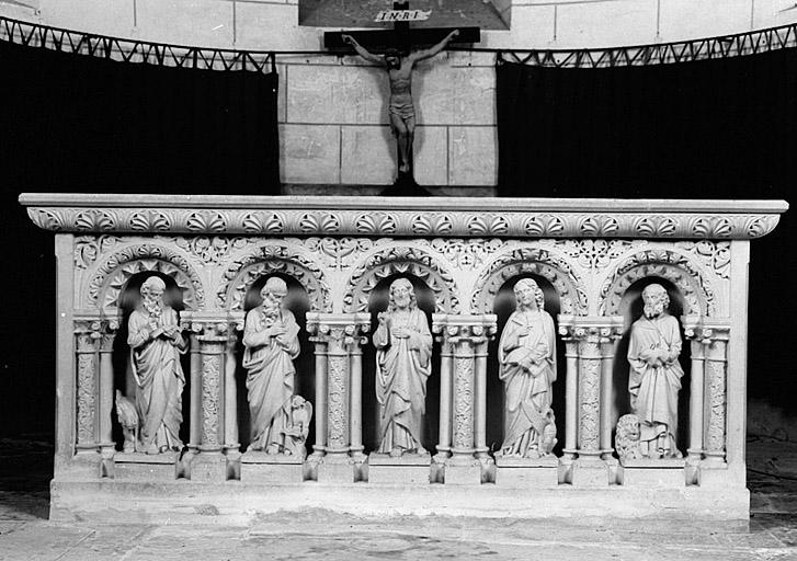 Autel, 2 gradins d'autel, tabernacle, 5 statues (maître-autel, autel tombeau, tabernacle architecturé), style néo-roman