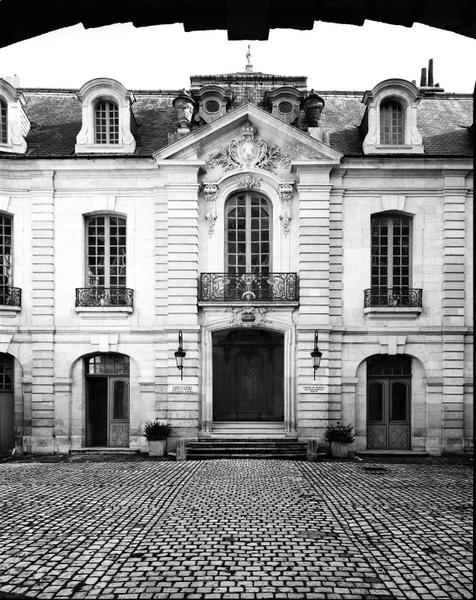 Partie centrale de la façade ouest de l'aile est.