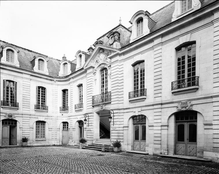 Façade ouest de l'aile est et sud de l'aile nord.