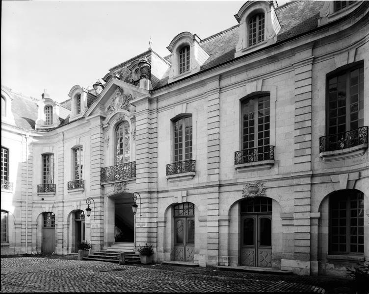 Façade ouest de l'aile est.