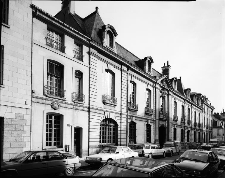 Façade ouest sur la rue Jules Favre.