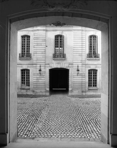 Détail de la partie centrale de la façade est de l'aile ouest.