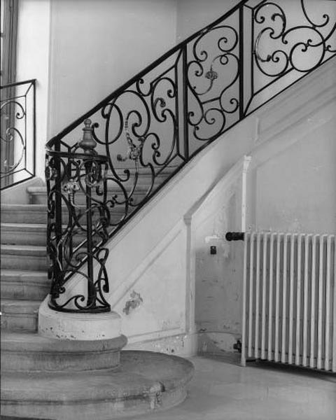 Départ de l'escalier de l'aile ouest.