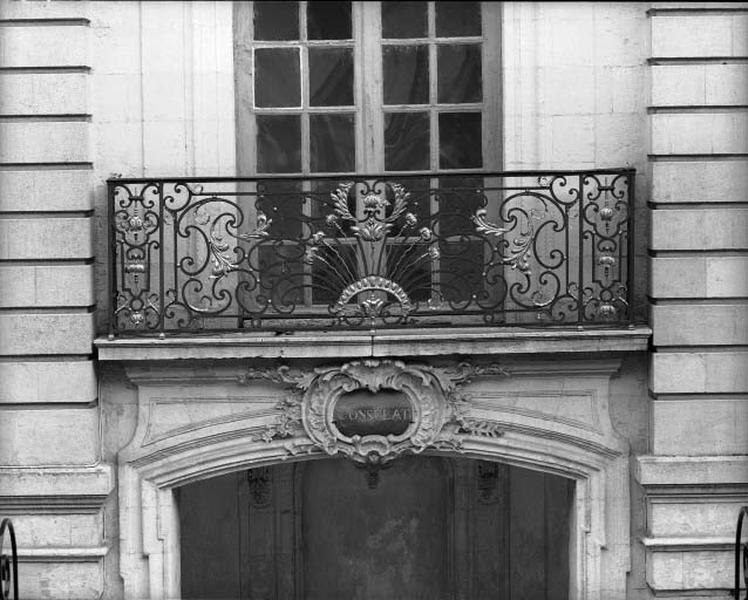 Détail du balcon de la travée centrale de l'aile est.