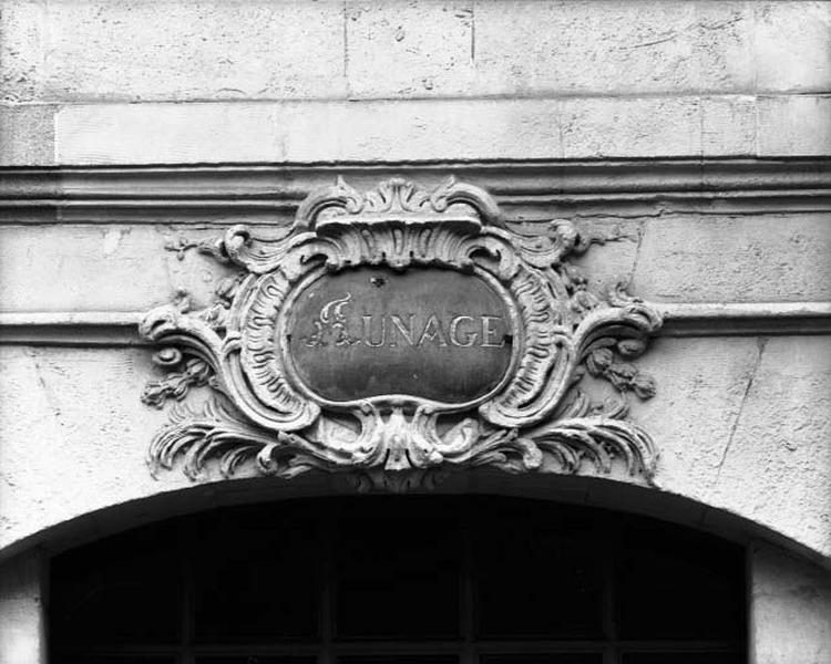 Détail d'un cartouche sur la façade ouest de l'aile est.