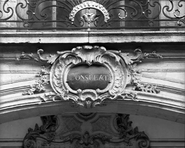 Détail d'un cartouche sur la façade ouest de l'aile est.