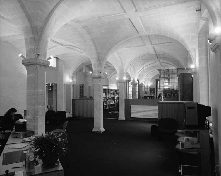 Vue de la salle des ventes au rez-de-chaussée de l'aile sud.