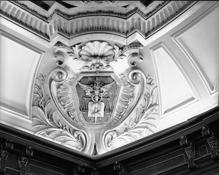 Angle du plafond de la salle d'audience.