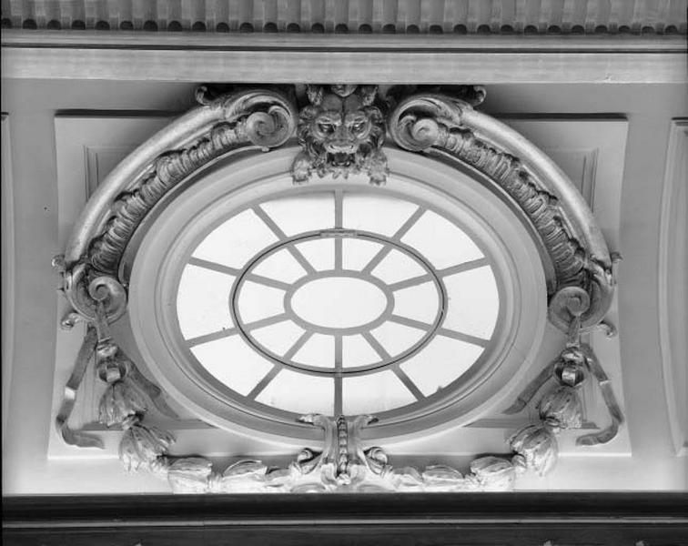 Oculus de la moussure du plafond de la salle d'audience.