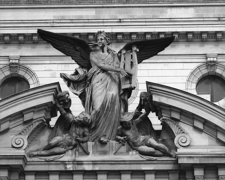 Groupe sculpté : l'inspiration poétique entre la comédie et la tragédie