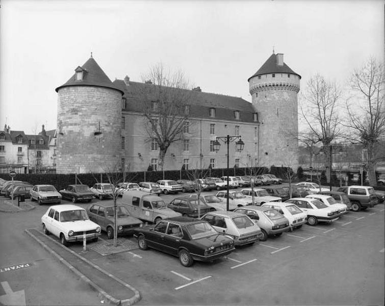 Le pavillon de Mars et les deux tours.