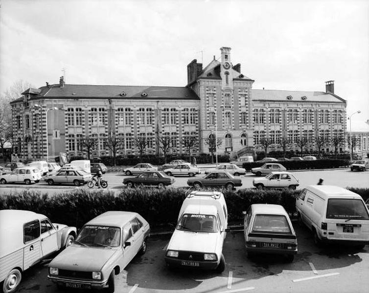 Façade nord : vue du bâtiment pris du nord-est.