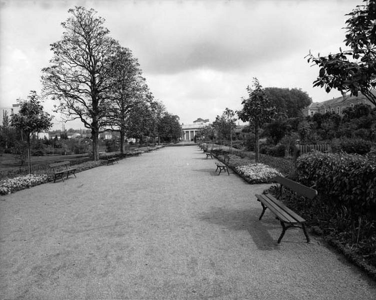 Vue générale en direction de la grande serre.