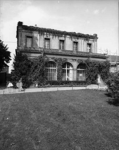 Vue de l'orangerie prise du sud-est.