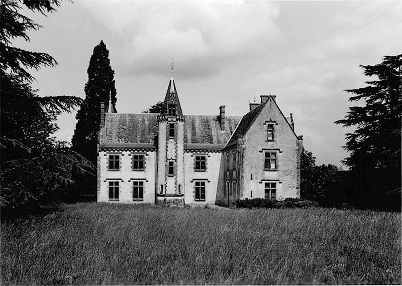 Vue générale de l'aile reconstruite à gauche et de l'aile nouvelle en retour ajoutée en 1872-73, du sud-ouest.