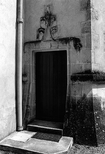 Détail de la porte d'entrée de la tour d'escalier avec les armes des Poitevin, du nord-ouest.