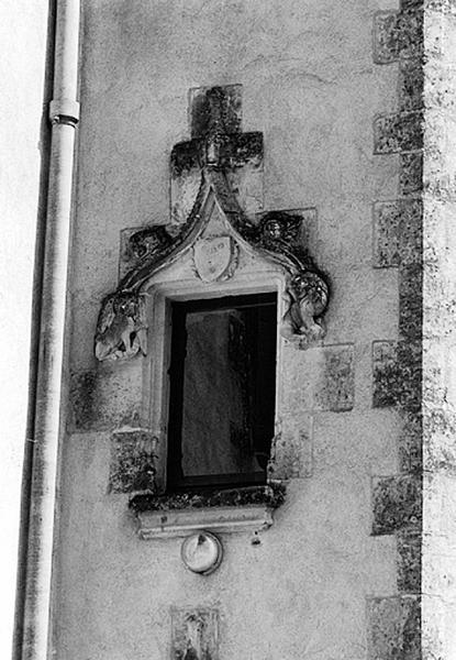 Détail de la fenêtre de la tour d'escalier avec les armes des Poitevin, du nord-ouest.