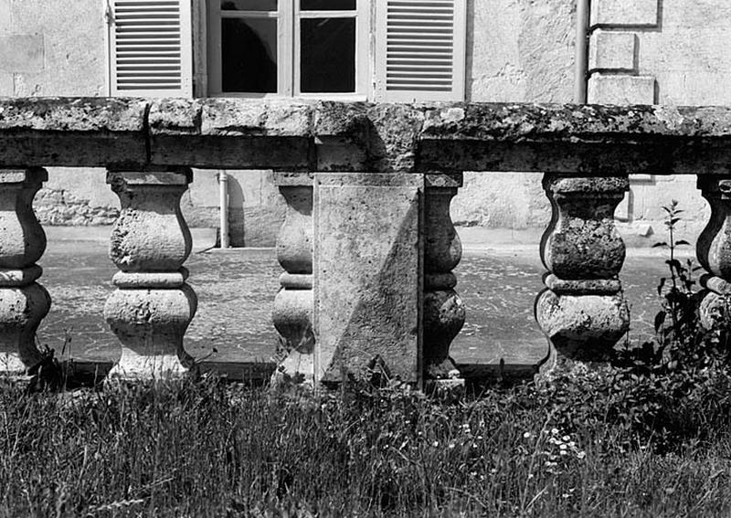 Détail de la balustrade qui délimitait primitivement les fossés (comblés), du sud.