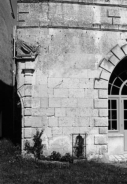 Détail du mur de la chapelle.