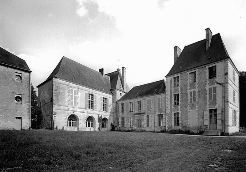 Vue d'ensemble de l'élévation postérieure du corps de logis, du nord-ouest et du pavillon 2, et élévation antérieure de la chapelle.