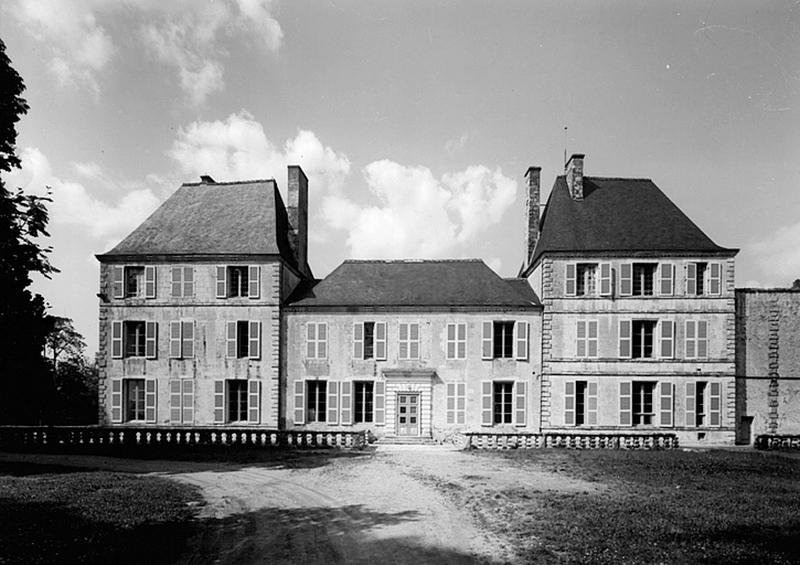 Vue générale de l'élévation antérieure du corps de logis et des pavillons l'encadrant. Au premier plan, la balustrade qui délimitait primitivement les fossés (comblés), du sud.