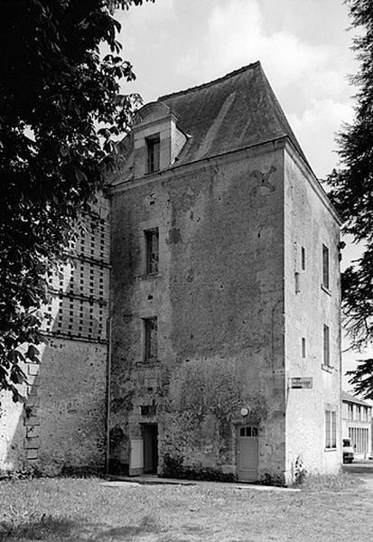 Vue générale du pavillon séparant la première de la seconde cour, et amorce du mur-pigeonnier, du nord-ouest.