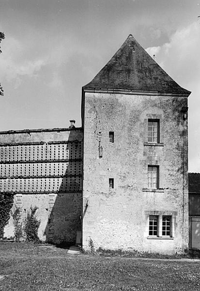 Vue générale de la tour carrée et du pigeonnier : mur.