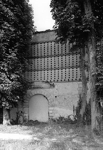 Vue de détail du mur-pigeonnier et de l'une des portes murées débouchant primitivement dans la cour des communs, de l'ouest.