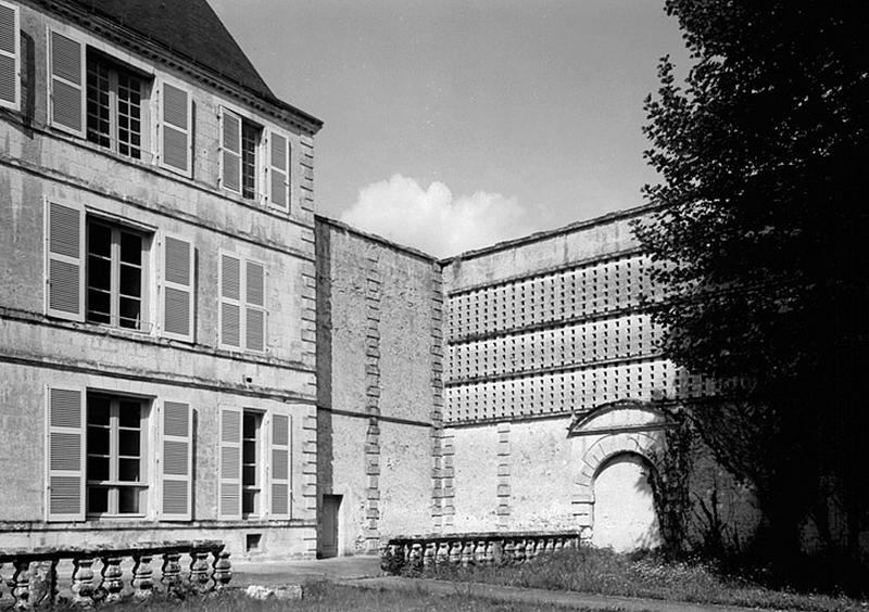 Vue de détail de l'angle du mur-pigeonnier et du corps de logis, du sud-ouest.