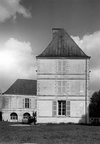 Vue générale du pavillon sud-ouest du corps de logis primitif, de l'ouest.